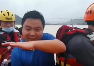 广东江门暴雨致人员被困 有人为躲水流爬到树上 直击消防救援现场